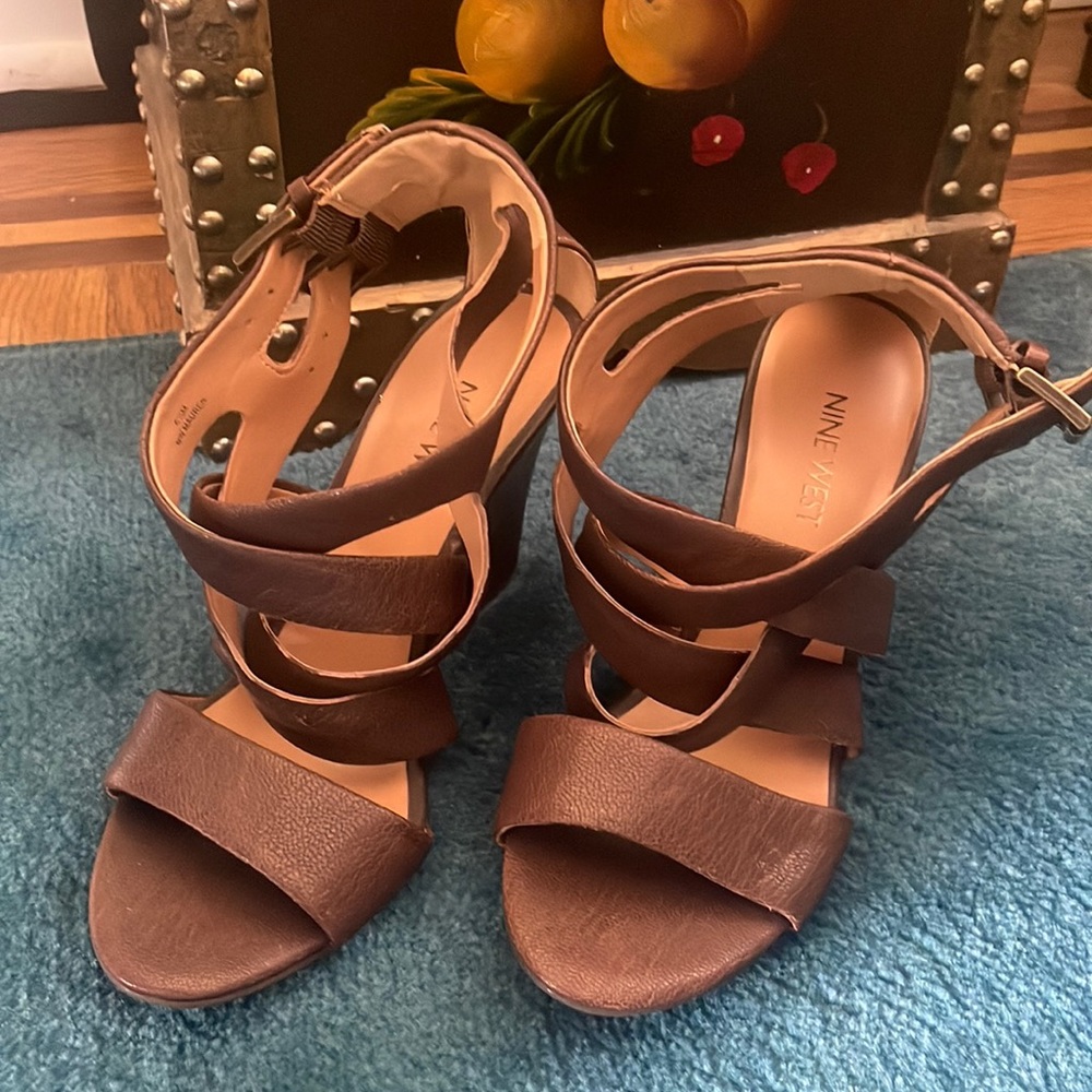 Brown Nine West wedges. Ideal for brunch or stroll in the city. Worn once.